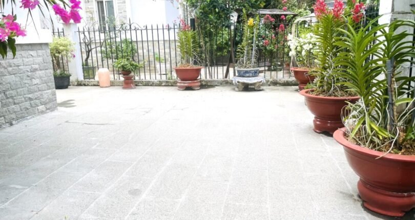 san vuong truoc nha 810x430 - Giá mua bán nhà Biệt thự đường Nguyễn Đổng Chi Khu phố Hưng Thái 2 Quận 7 T6/2024