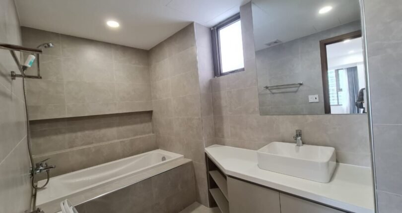 toilet co bon tam nam 1 810x430 - Giá cho thuê căn hộ 3 phòng ngủ Block G Chung cư Saigon South Residences Nhà Bè T6/2024