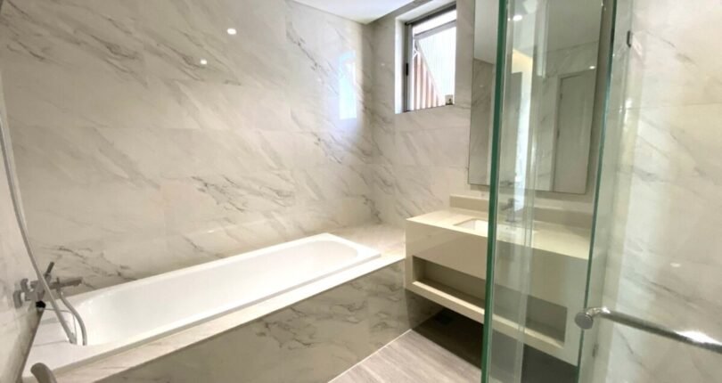 toilet co bon tam nam 2 810x430 - Giá mua bán căn hộ 2 phòng ngủ Phú Mỹ Hưng Khu Midtown m6 T6/2024