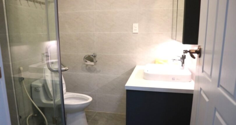 toilet day du trang thiet bi 810x430 - Giá mua bán căn hộ 2 phòng ngủ Block A Chung cư Scenic Valley 2 Quận 7 T6/2024
