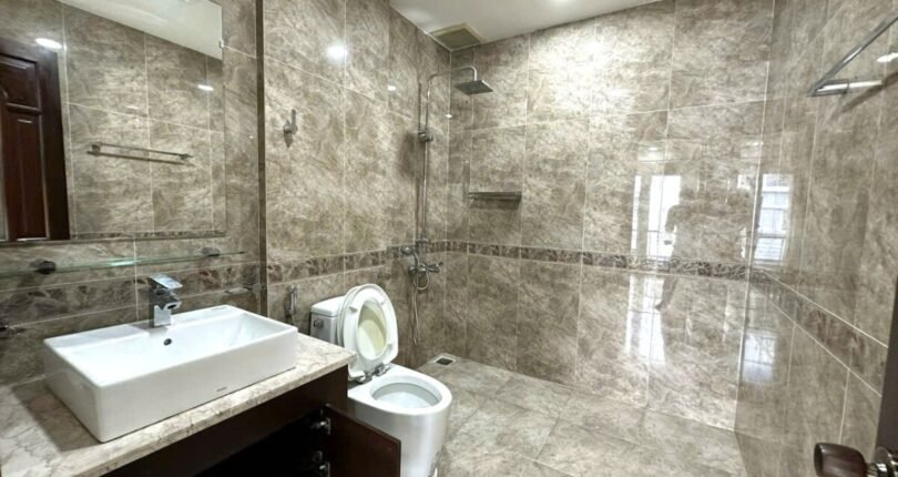 toilet moi op da 810x430 - Giá mua bán nhà phố nguyên căn số 62 Nội khu Hưng Gia 3 Quận 7 T6/2024