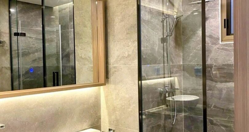 toilet phong khach 1 810x430 - Giá mua bán căn hộ 3 phòng ngủ Chung cư The Peak m8 Quận 7 T6/2024