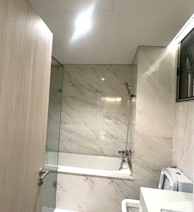 toilet phong master co bon tam nam 675x738 - Giá mua bán căn hộ 3 phòng ngủ Block C Chung cư Midtown m6 Phú Mỹ Hưng Quận 7 T6/2024