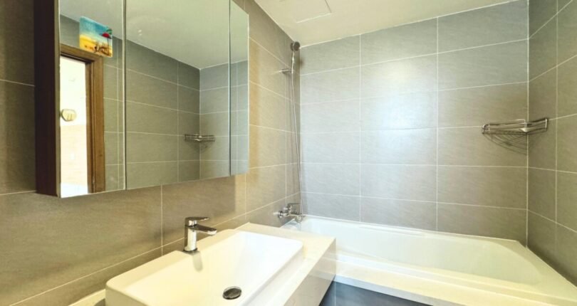 toilet phong ngu master 1 810x430 - Giá mua bán căn hộ 3 phòng ngủ số 03 Block B Chung cư Hưng Phúc Happy Residence Quận 7 T6/2024