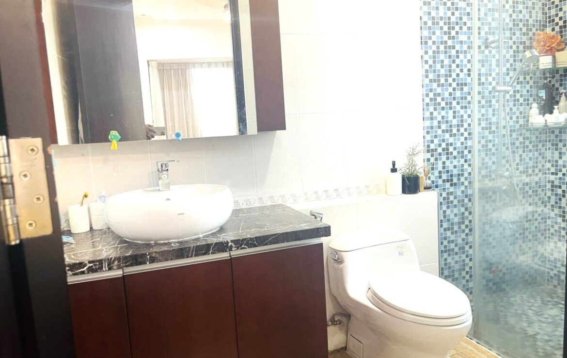 toilet trong can ho 1 1170x738 - Giá mua bán căn hộ 2 phòng ngủ Block 3 Chung cư Phú Mỹ Hoàng Quốc Việt Quận 7 T7/2024