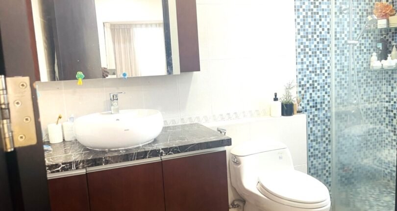 toilet trong can ho 1 810x430 - Giá mua bán căn hộ 2 phòng ngủ Block 3 Chung cư Phú Mỹ Hoàng Quốc Việt Quận 7 T7/2024