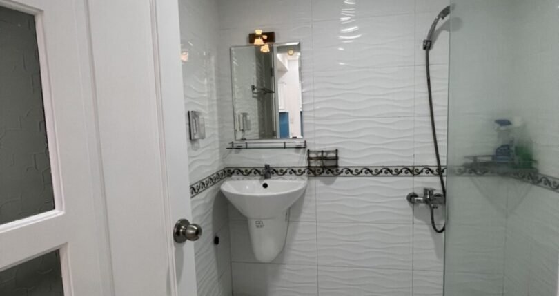 toilet trong can ho ban 1 810x430 - Giá mua bán căn hộ 2 phòng ngủ Chung cư Hưng Vượng 2 Quận 7 T6/2024