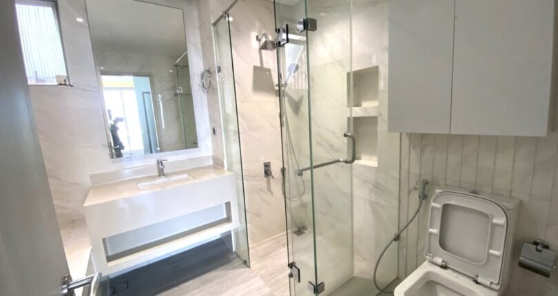 toilet trong can ho ban 2 810x430 - Giá mua bán căn hộ 2 phòng ngủ Phú Mỹ Hưng Khu Midtown m6 T6/2024