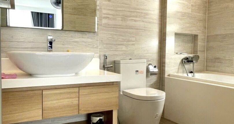 toilet trong can ho ban 810x430 - Giá mua bán căn hộ 2 phòng ngủ Chung cư Urban Hill Quận 7 T6/2024