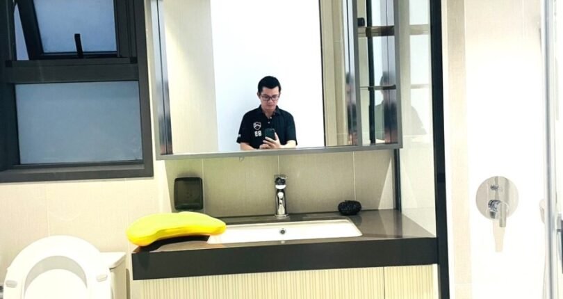 toilet trong can ho cho thue 810x430 - Cho thuê căn hộ 2 phòng ngủ Cardinal Court, nội thất cao cấp, giá 27tr/tháng