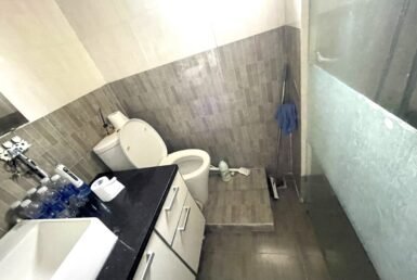 toilet-trong-can-ho-day-du-thiet-bi-noi-that