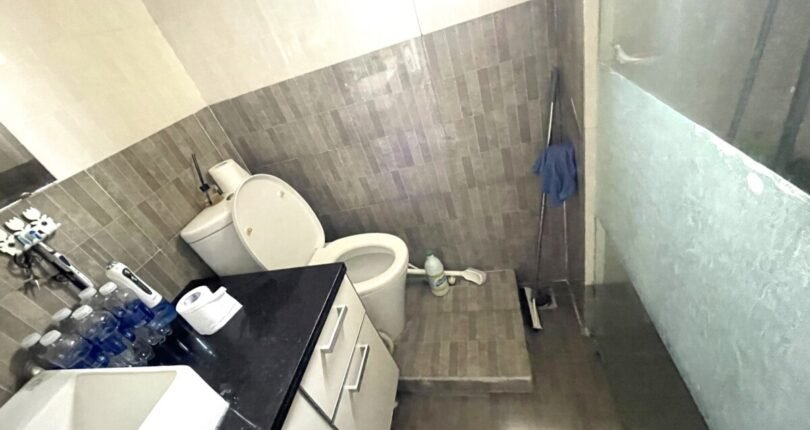 toilet trong can ho day du thiet bi noi that 810x430 - Giá mua bán căn hộ 3 phòng ngủ Block A Chung cư Mỹ An Quận 7 T6/2024