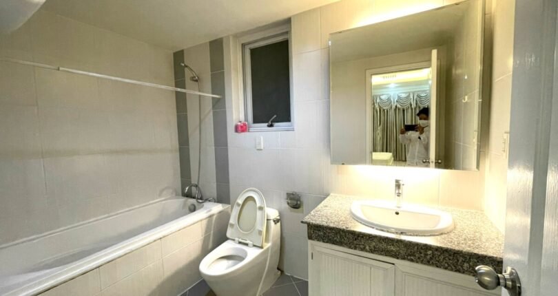 toilet trong phong ngu master 810x430 - Giá mua bán căn hộ 3 phòng ngủ số 03 kiểu nhà R Block D Chung cư Riverside Residence Quận 7 T6/2024