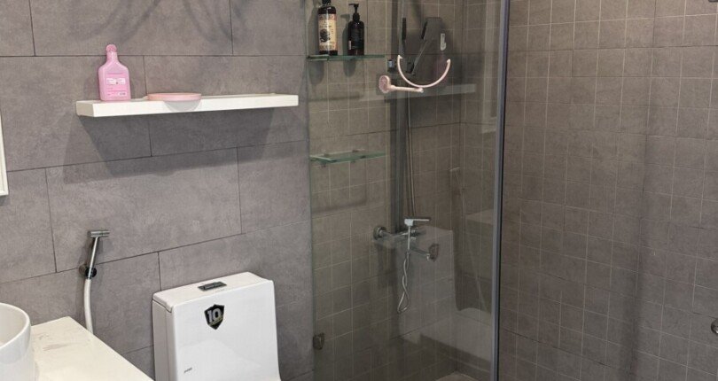 tollet can ho ban 1 810x430 - Bán căn hộ chung cư Hưng Phúc 1, 78m2, 02pn, giá 4.6 tỷ, nội thất đầy đủ, xem nhà dễ.