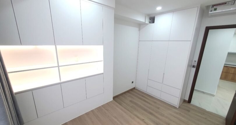 tu quan ao trang sang rong rai 810x430 - Giá mua bán căn hộ 2 phòng ngủ số 05 Block D Chung cư Midtown m7 Quận 7 T6/2024