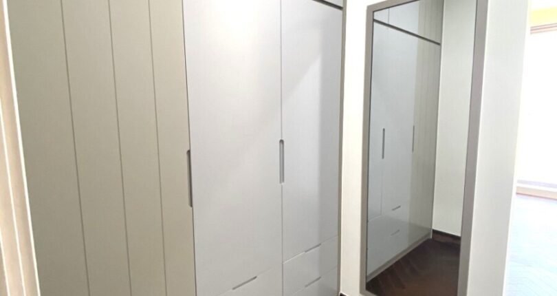 tu quan ao trong phong ngu 810x430 - Giá mua bán căn hộ 2 phòng ngủ Phú Mỹ Hưng Khu Midtown m6 T6/2024