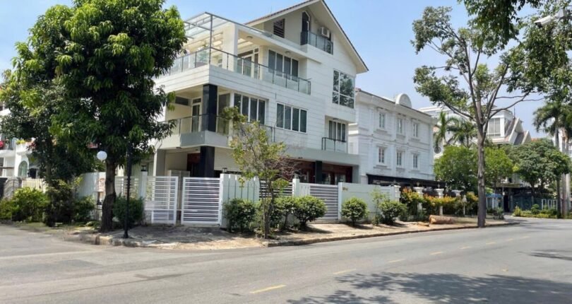 vi tri nha biet thu cho thue toa lac tren duong pham thai buong quan 7 810x430 - Giá cho thuê nhà Biệt thự nguyên căn đường Phạm Thái Bường khu Nam Thiên 1 Quận 7 T6/2024