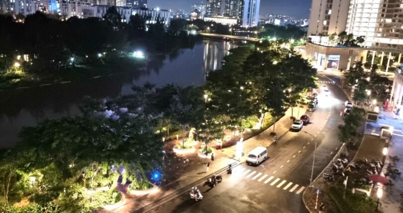 view ban cong can ho 810x430 - Giá mua bán căn hộ 3 phòng ngủ số 04 Block C Chung cư Midtown m6 Quận 7 T6/2024