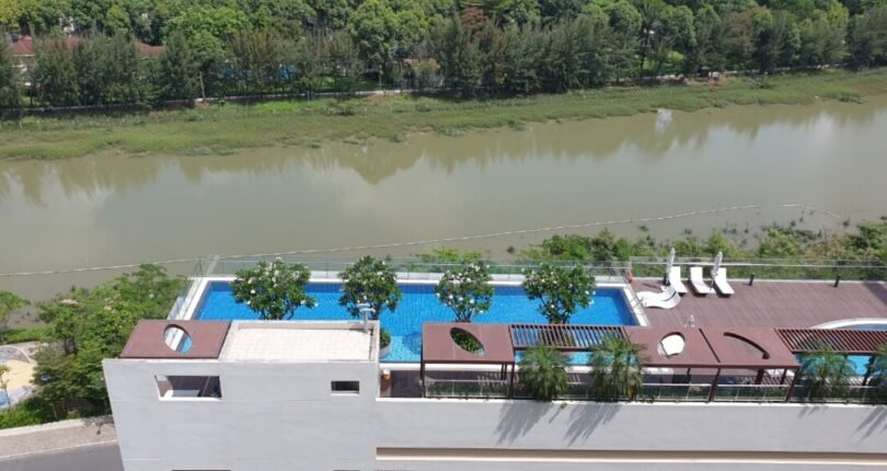 view ban cong can ho truc dien song va ho boi 810x430 - Giá mua bán căn hộ 3 phòng ngủ Block D Chung cư Midtown m6 Quận 7 T6/2024