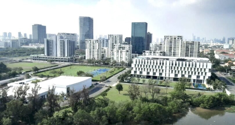 view ban cong phong khach va 3 phong ngu 810x430 - Giá mua bán căn hộ 3 phòng ngủ Block C Chung cư The Peak Midtown m8 Quận 7 T6/2024