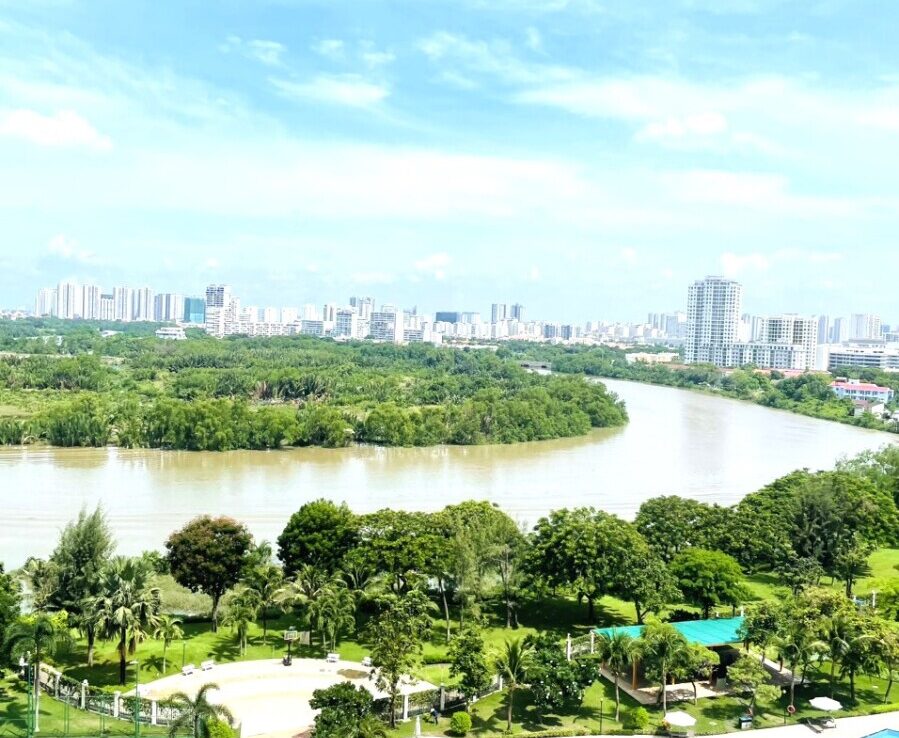 view nhin tu phong khach can ho ban 899x738 - Bán gấp căn hộ 3 phòng ngủ view sông block C lầu cao chung cư Riverside Residence