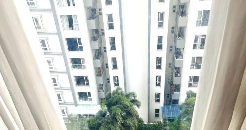 view phong khach can ho 810x430 - Giá mua bán căn hộ 2 phòng ngủ Block 3 Chung cư Phú Mỹ Hoàng Quốc Việt Quận 7 T7/2024