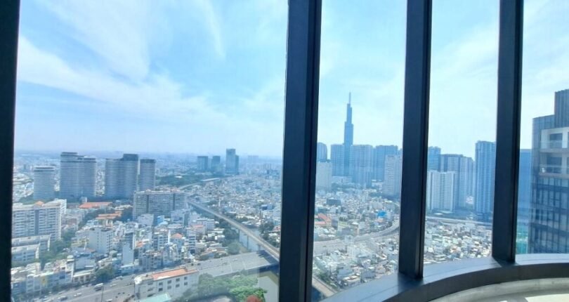 view phong khach can ho ban 2 810x430 - Giá mua bán căn hộ 2 phòng ngủ Tháp A3 căn vòng cung Chung cư Vinhome Golden River Quận 1 T7/2024