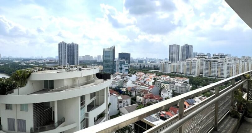 ban cong hanh lang can ho ban 810x430 - Giá mua bán căn hộ 3 phòng ngủ Block B Chung cư Riverpark Residence Quận 7 T7/2024