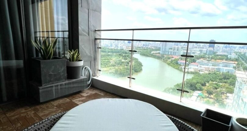 ban cong phong khach can ho ban 810x430 - Giá mua bán căn hộ 3 phòng ngủ block D chung cư Riverside Residence Quận 7 T7/2024