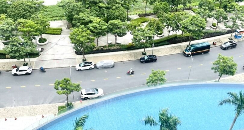 ban cong phong khach truc dien ho boi m7 va song 810x430 - Bán gấp căn hộ 3pn Chung cư Midtown m7 view trực diện sông rất đẹp