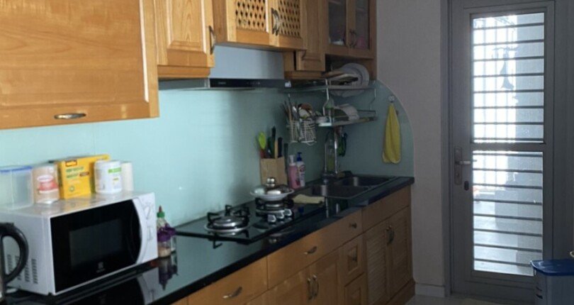 bep can ho ban 7 810x430 - Bán căn hộ chung cư Scenic Valley 1, diện tích 101m2, giá 6.8 tỷ + 01 ô đậu xe, nội thất gỗ tự nhiên,