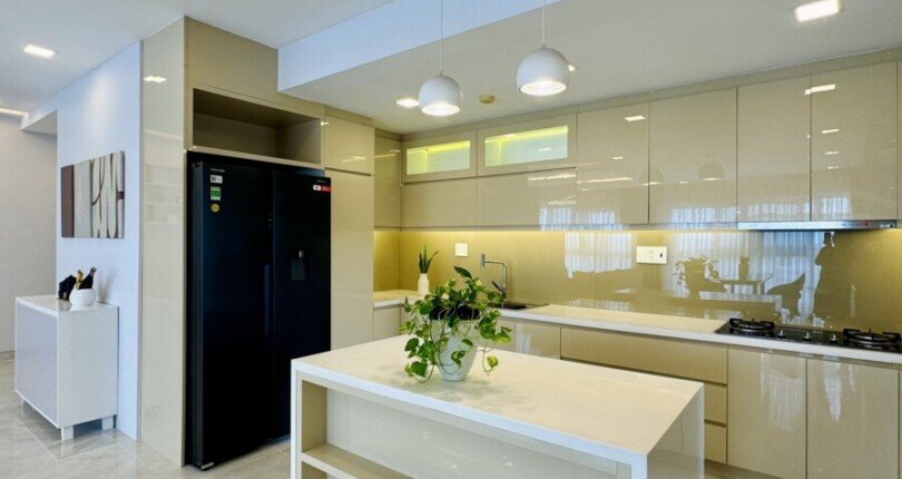 bep can ho ban 9 810x430 - Bán căn hộ chung cư Happy Valley , diện tích 135m2, giá 9 tỷ, nội thất đầy đủ, view sông, sân golf.