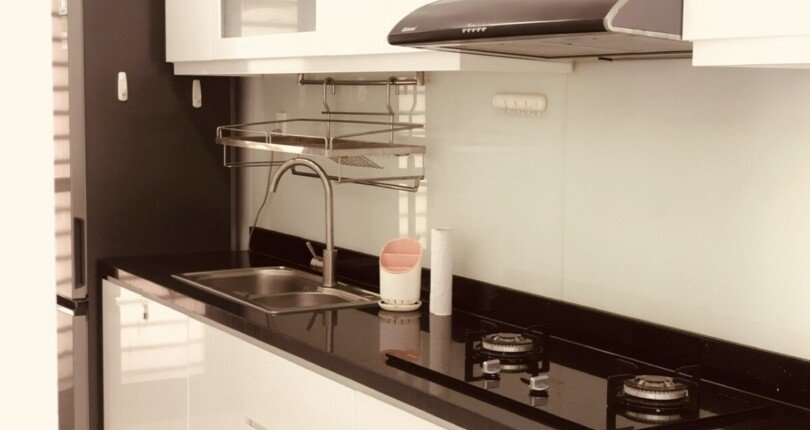 bep can ho cho thue 810x430 - Cần cho thuê gấp căn hộ chung cư Scenic Valley 1, 80m2, tầng cao, view trực diện hồ bơi, giá 19tr/tháng.