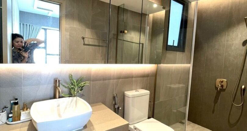 can ho co 2 toilet day du thiet bi 810x430 - Giá mua bán căn hộ 2 phòng ngủ Block A Chung cư The Antonia Quận 7 T7/2024