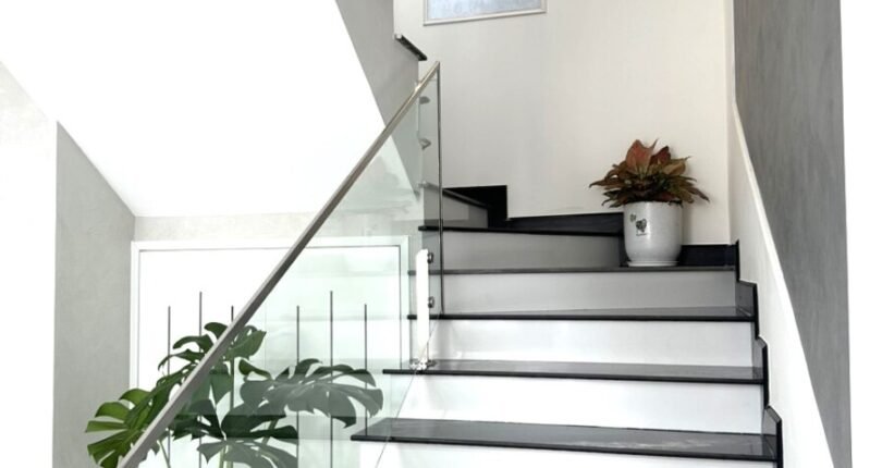 cau thang len lau 810x430 - Chủ gửi bán gấp Penthouse 4 phòng ngủ block 1C Chung cư Sky Garden 1 Quận 7 giá rẻ