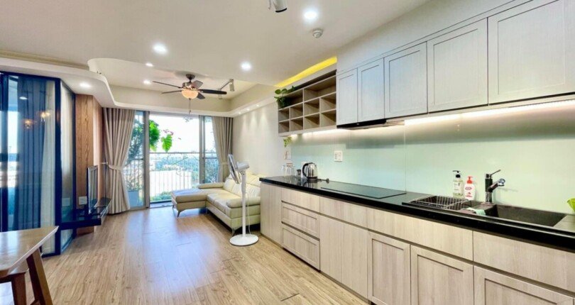 hinh anh bep can ho can ban 810x430 - Bán căn hộ chung cư Scenic Valley 1, 70m2, giá 4.950 tỷ + 01 ô đậu xe ô tô, nhà có HDT 20TR/tháng.