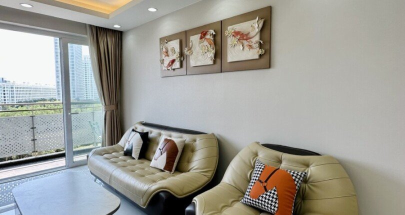 hinh anh phong khach can ho ban nhin san golf 810x430 - Bán căn hộ chung cư Scenic Velley 1, diện tích 133m, giá 9.5 tỷ, nhà đang có hdt 40tr/tháng.