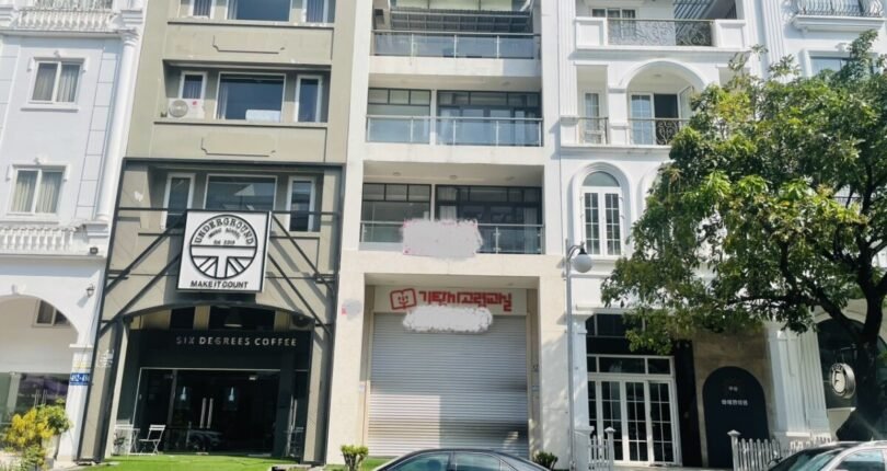 hinh anh toa nha van phong cho thue duong pham thai buong phu my hung quan 7 810x430 - Giá cho thuê tòa nhà văn phòng nguyên căn mặt đường Phạm Thái Bường Phú Mỹ Hưng Quận 7 T7/2024