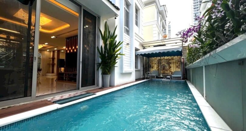 ho boi rieng trong biet thu cho thue 810x430 - Giá cho thuê nhà Biệt thự nguyên căn 5pn có hồ bơi mặt Đường số 17 Phú Mỹ Hưng Quận 7 T7/2024