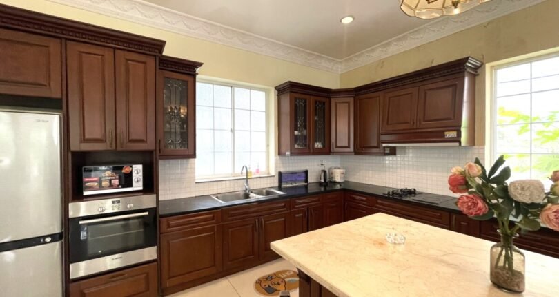 khong gian bep 4 810x430 - Cho thuê gấp biệt thự Nam Quang 1 Phú Mỹ Hưng 5pn có hồ bơi, hầm xe