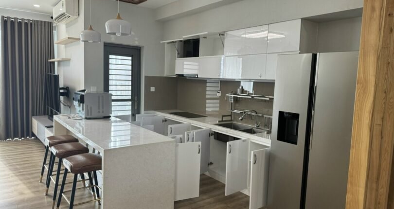 khong gian bep rong rai 810x430 - Bán gấp căn hộ 3 phòng ngủ số 04 Block C lầu cao, view sông, Chung cư Riverpark Premier Quận 7