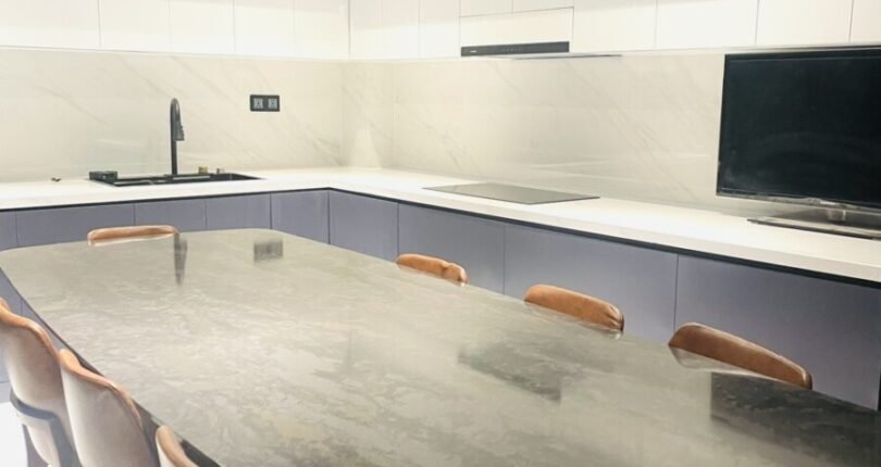 khong gian bep va phong an 1 810x430 - Giá mua bán nhà Biệt thự nguyên căn số 18 khu Hưng Thái 1 Quận 7 T7/2024