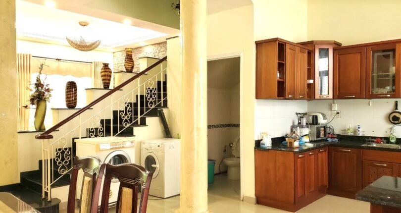 khong gian bep va phong an 2 810x430 - Giá cho thuê nhà Biệt thự nguyên căn mặt đường nội khu Mỹ Giang 2a Quận 7 T7/2024
