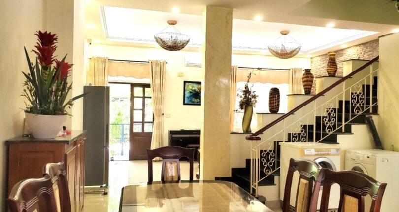 khong gian phong khach 1 810x430 - Giá cho thuê nhà Biệt thự nguyên căn mặt đường nội khu Mỹ Giang 2a Quận 7 T7/2024