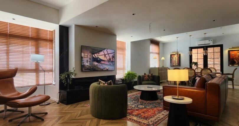 khong gian phong khach 810x430 - Giá mua bán Penthouse 4 phòng ngủ Block 2b Chung cư Sky garden 1 Quận 7 T7/2024