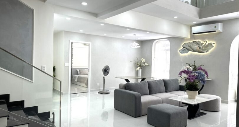 khong gian phong khach can ho ban 1 810x430 - Chủ gửi bán gấp Penthouse 4 phòng ngủ block 1C Chung cư Sky Garden 1 Quận 7 giá rẻ