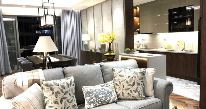 khong gian phong khach rong rai 810x430 - Giá mua bán căn hộ 3 phòng ngủ Block C Chung cư Riverpark Premier Quận j7 T7/2024
