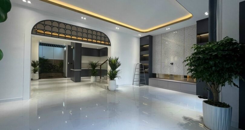 khong gian phong khach tang tret 810x430 - Giá mua bán nhà Biệt thự nguyên căn số 18 khu Hưng Thái 1 Quận 7 T7/2024