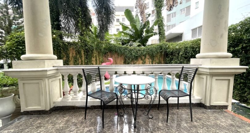 khu vuc ban cong san thuong 810x430 - Cho thuê gấp biệt thự Nam Quang 1 Phú Mỹ Hưng 5pn có hồ bơi, hầm xe