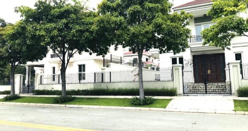 nha biet thu ban toa lac tren mat duong noi khu saroma villa 810x430 - Giá mua bán nhà Biệt thự nguyên căn số 25 Khu dân cư Saroma Villa An Lợi Đông T7/2024